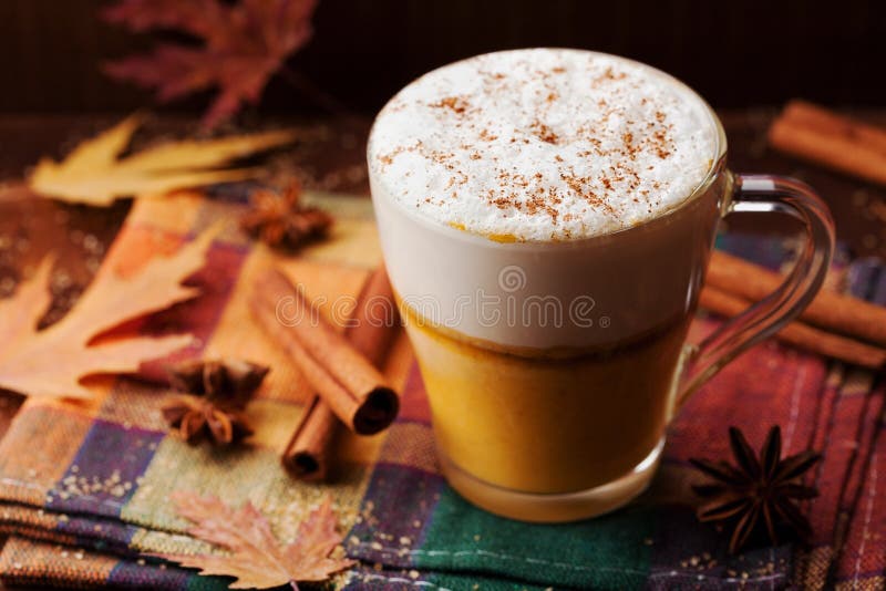 Bania spiced kawa w szkle na rocznika stole lub latte Jesieni lub zimy gorący napój