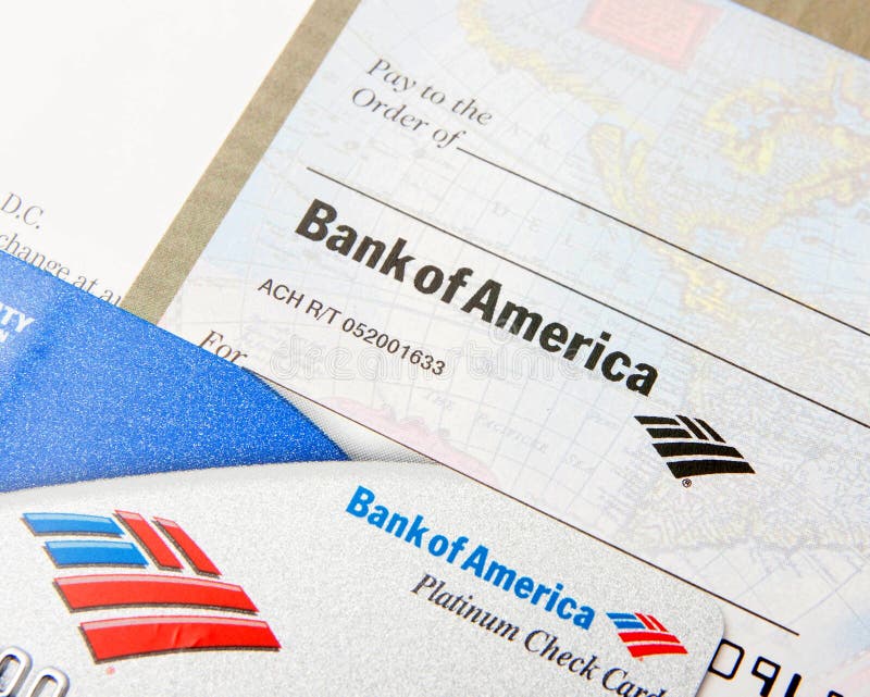Bank of Amerika auf einer Debitkarte und einer Kontrolle