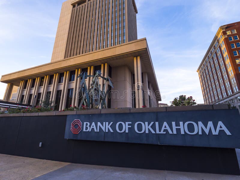 Bank Oklahoma Lokuje przy W centrum Oklahoma miastem OKLAHOMA, PAŹDZIERNIK - 18, 2017 - OKLAHOMA miasto - zdjęcie royalty free Bank Oklahoma Lokuje przy W centrum Oklahoma miastem OKLAHOMA, PAŹDZIERNIK - 18, 2017 - OKLAHOMA miasto - zdjęcie royalty free