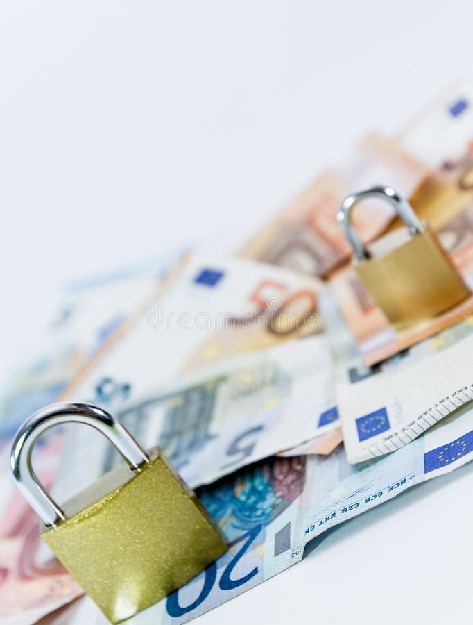 Bankbiljetten van de geld de Euro waarde met hangslot, Europese Unie betalingssysteem royalty-vrije stock afbeelding Bankbiljetten van de geld de Euro waarde met hangslot, Europese Unie betalingssysteem royalty-vrije stock afbeelding