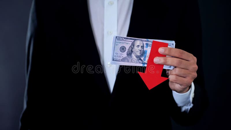 Bankbiljetten van de mensenholding, dollar die, financiële voorspelling, economische crisis de vallen royalty-vrije stock afbeeldingen Bankbiljetten van de mensenholding, dollar die, financiële voorspelling, economische crisis de vallen royalty-vrije stock afbeeldingen