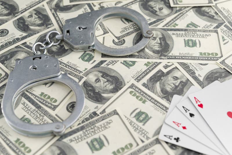 Bankbiljetten van dollars, handcuffs, aas vier van speelkaarten stock afbeeldingen Bankbiljetten van dollars, handcuffs, aas vier van speelkaarten stock afbeeldingen