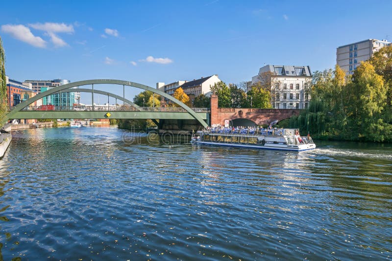 Banken van de rivier de Spree met een sightsee-boot en Lessing-brug in Berlijn, Duitsland royalty-vrije stock foto's Banken van de rivier de Spree met een sightsee-boot en Lessing-brug in Berlijn, Duitsland royalty-vrije stock foto's