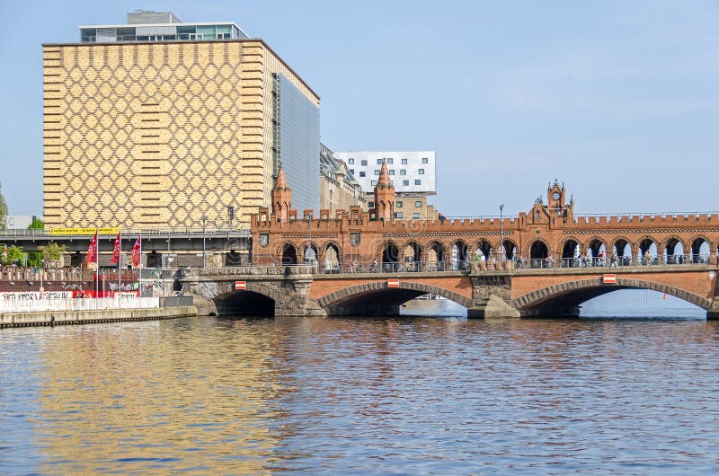 Banker av flodfesten med en del av den Oberbaum bron och byggnaden av Eierkuehlhaus i Berlin royaltyfri bild Banker av flodfesten med en del av den Oberbaum bron och byggnaden av Eierkuehlhaus i Berlin royaltyfri bild