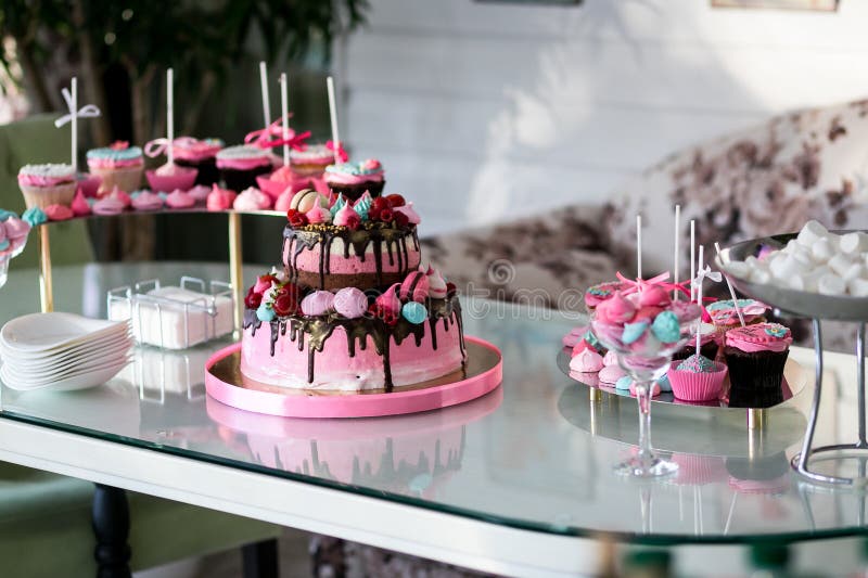 Bankettisch für ein Bankett in einem Restaurant schicker rosa Kuchen, Kinder backen, Geburtstagskuchen, süße Tabelle, Schokoriege lizenzfreies stockbild Bankettisch für ein Bankett in einem Restaurant schicker rosa Kuchen, Kinder backen, Geburtstagskuchen, süße Tabelle, Schokoriege lizenzfreies stockbild