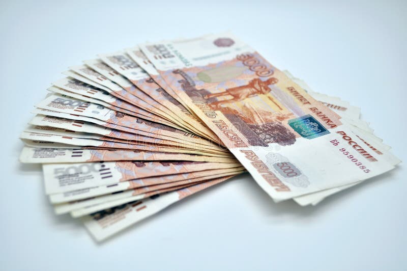 Banknoten 5000 Rubel von Bank von Russland auf russischen Rubeln des weißen Hintergrundes stockfotos Banknoten 5000 Rubel von Bank von Russland auf russischen Rubeln des weißen Hintergrundes stockfotos