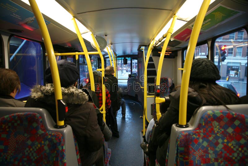 Banlieusard de bus de Londres photographie stock libre de droits Banlieusard de bus de Londres photographie stock libre de droits