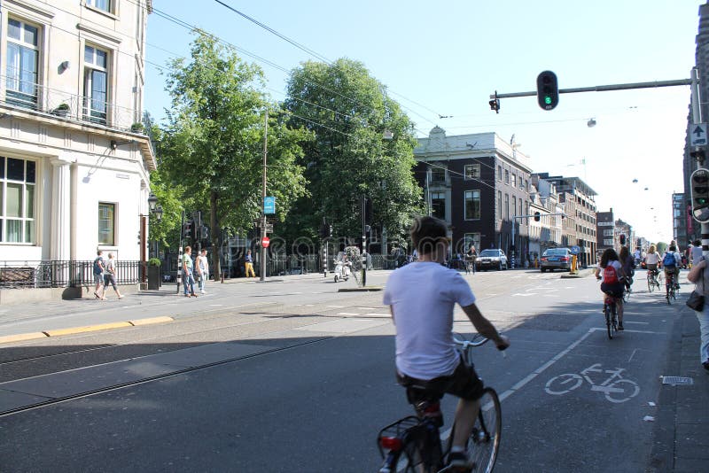 Banlieusards et cyclistes à Amsterdam image stock Banlieusards et cyclistes à Amsterdam image stock
