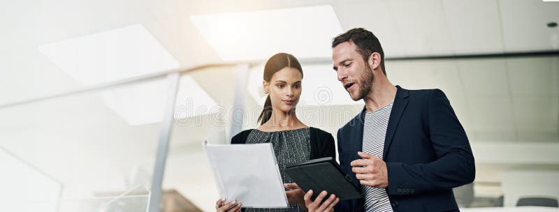 Banner assistente o personale aziendale sul Tablet PC in ufficio per la pianificazione della revisione del progetto o per la creaz fotografia stock libera da diritti