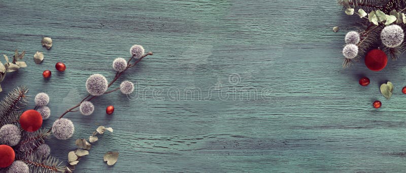 Banner con espacio de copia. decoraciones de navidad esponjosas. bolas blandas y borrosas. arándanos y eucalipto. foto de archivo
