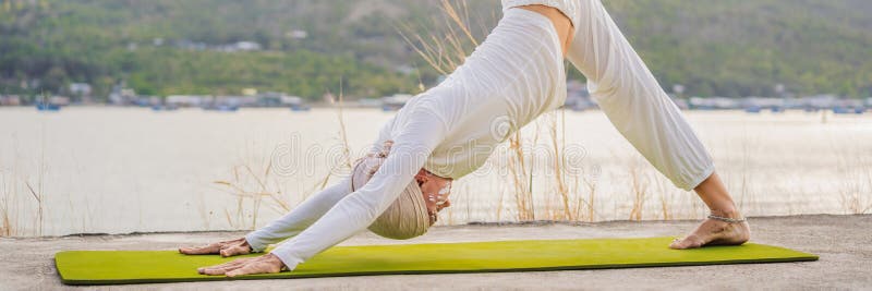Banner De Formato Largo Kundalini Yoga Mujer Con Ropa Blanca Y Prácticas Turbantes Yoga Kundalini Al Fondo Foto de archivo - Imagen de lifestyle, muchacha: