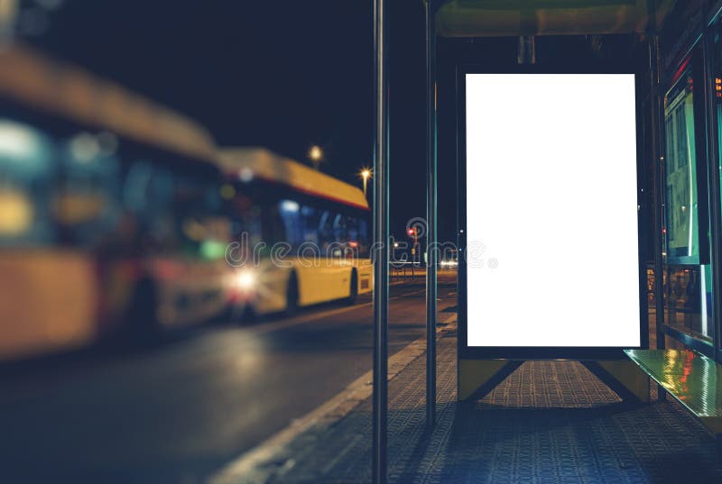 Banner de reclame is bij de bushalte