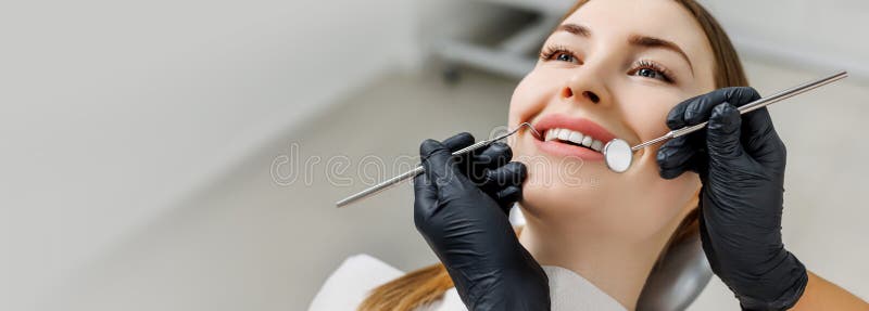 Banner für zahnärztliche Zwecke. Schließung einer lächelnden Frau mit weißen Zähnen während der ärztlichen Untersuchung. Konzept d stockbild