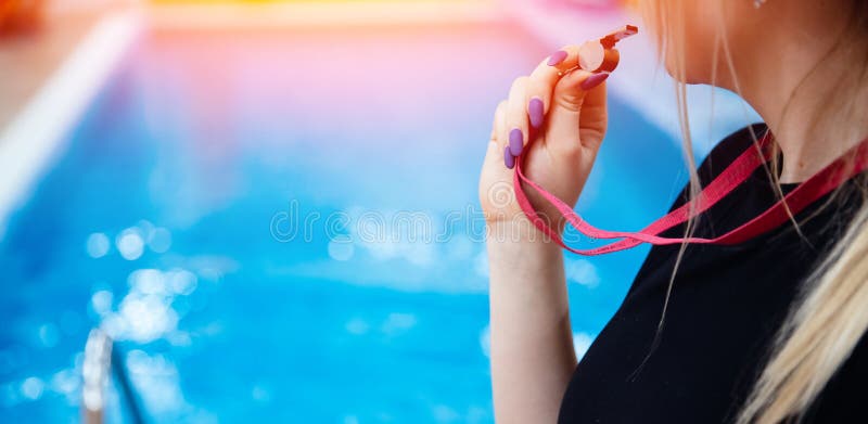 Banner natación instructor entrenador personas primer plano mujer joven sosteniendo pergamino