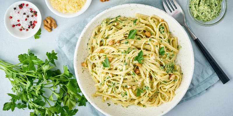 Banni re Avec Les P tes De Pesto Bavette Avec Des Noix Banni re Avec Les P tes De Pesto Bavette Avec Des Noix