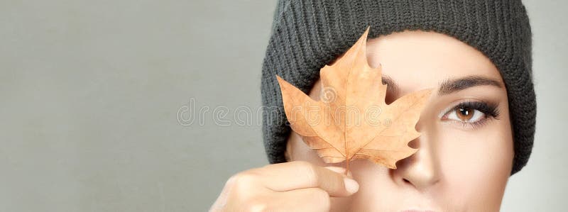 Bannière de concept d'automne. Portrait de beauté de gros plan d'une jeune femme avec la feuille d'érable image stock