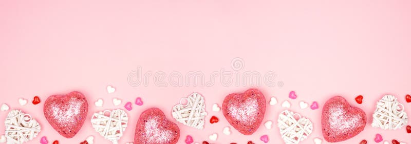 Bannière de jour de valentin avec la longue frontière des décorations de rose et blanc de coeur sur fond rose avec l'espace de co photos libres de droits