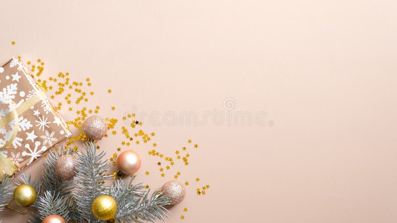 Bannière de Noël Arrière-plan ivoire de Noël avec branches de sapin, boules et boîte cadeau papier festif enveloppé Cadre de Noël image stock Bannière de Noël Arrière-plan ivoire de Noël avec branches de sapin, boules et boîte cadeau papier festif enveloppé Cadre de Noël image stock
