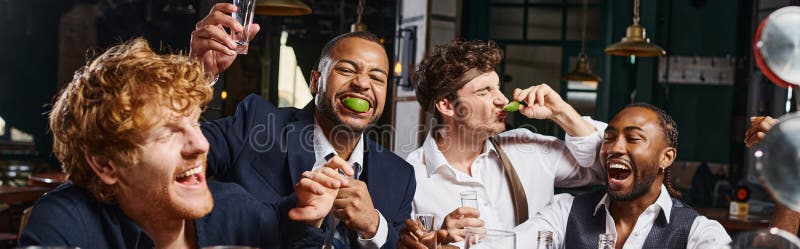 Bannière de quatre heureux et ivre image stock