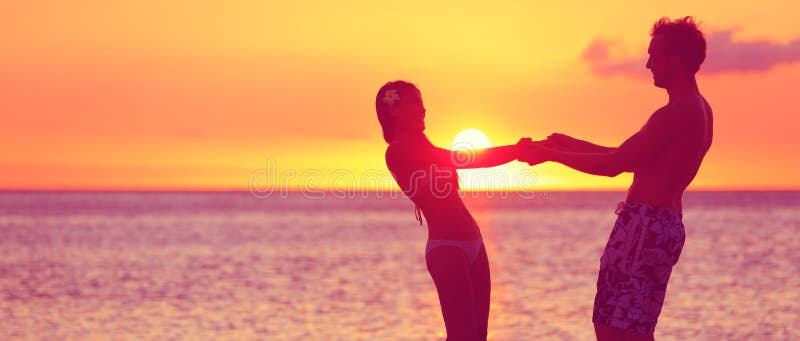 Bannière romantique de voyage de lune de miel de couples sur la plage image stock Bannière romantique de voyage de lune de miel de couples sur la plage image stock