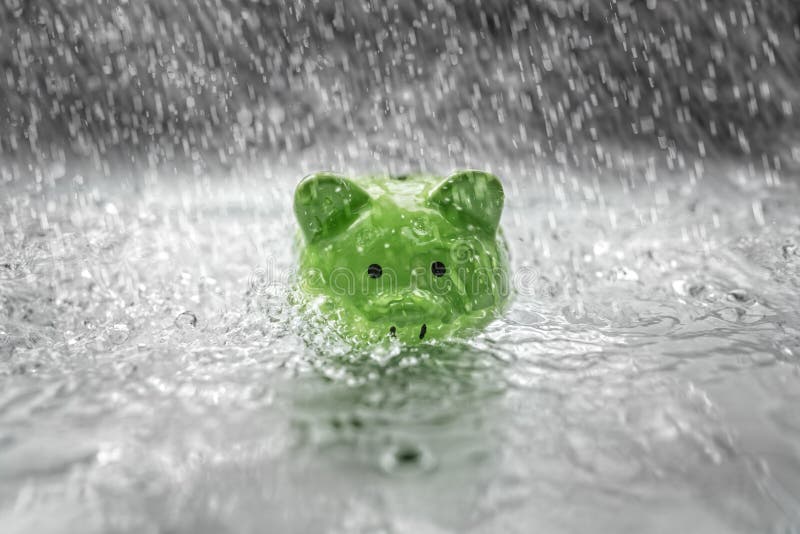 Banque de pige verte coulant dans l'eau de pluie lourde noyée dans la dette photographie stock libre de droits