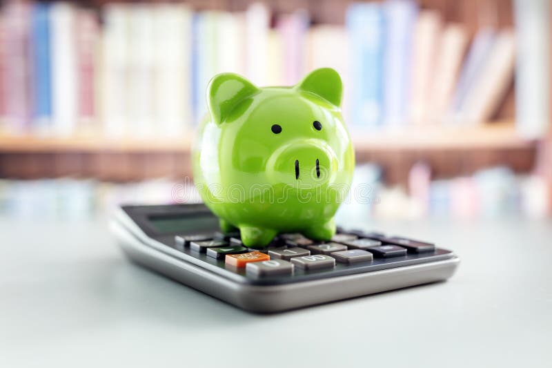 Banque verte avec calculatrice concept pour l'épargne bancaire et compte d'affaires images libres de droits