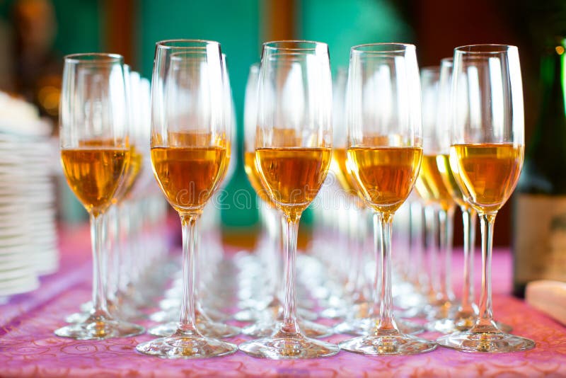 Banquet et épouser des verres de Champagne photographie stock libre de droits Banquet et épouser des verres de Champagne photographie stock libre de droits