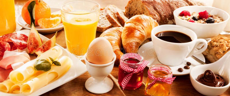 Banquete del desayuno en la tabla