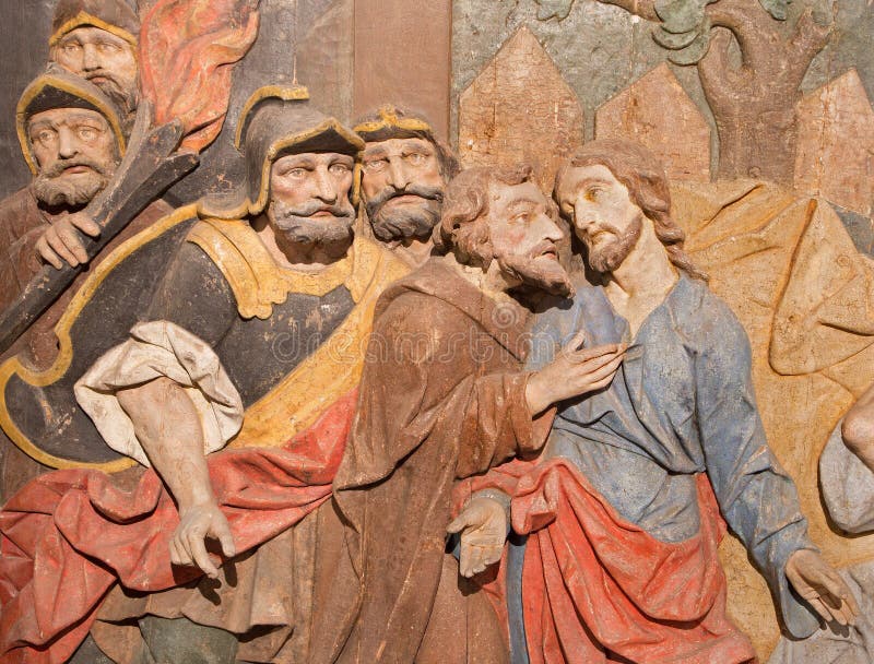 Banska Stivnica - het detail van gesneden hulp van Verraad van Judas als deel van barokke Calvary van jaren 1744 - 1751 royalty-vrije stock foto Banska Stivnica - het detail van gesneden hulp van Verraad van Judas als deel van barokke Calvary van jaren 1744 - 1751 royalty-vrije stock foto