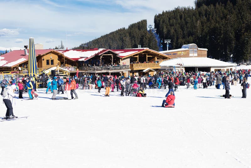Bansko, Bułgaria, Styczeń 27, 2016: Bansko narty stacja, wagonu kolei linowej dźwignięcie i ludzie czeka w kreskowy pobliskim mni zdjęcia stock