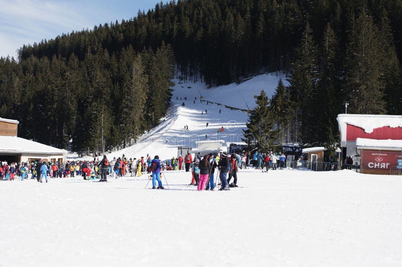 Bansko, Bułgaria, Styczeń 27, 2016: Bansko narty stacja, wagonu kolei linowej dźwignięcie i ludzie czeka w kreskowy pobliskim mni obraz royalty free