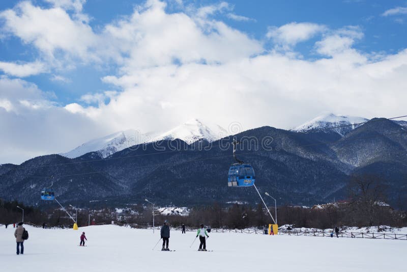 Bansko Bułgaria, Styczeń, - 26, 2016: Bansko wagonu kolei linowej kabina w Bansko, Bułgaria, ludzie narciarstw Śnieżni halni szcz obrazy stock