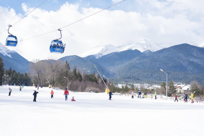 Bansko Bułgaria, Styczeń, - 26, 2016: Bansko wagonu kolei linowej kabina w Bansko, Bułgaria, ludzie narciarstw Śnieżni halni szcz obraz royalty free