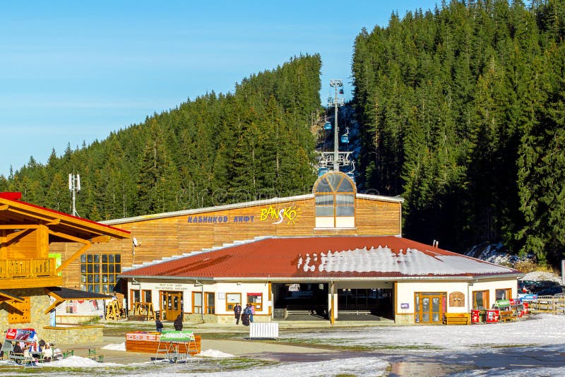 Bansko narty stacja przy Banderishka, wagonu kolei linowej dźwignięcie fotografia stock