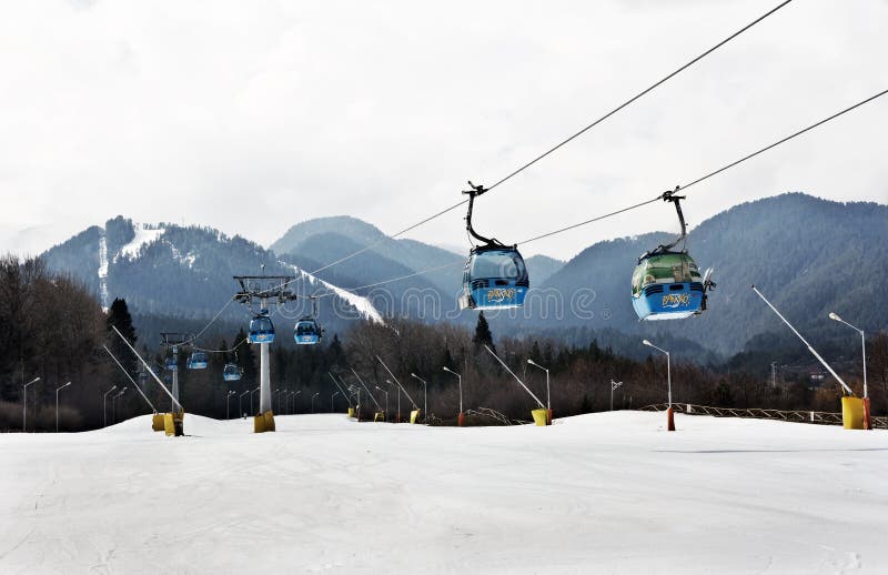 Bansko wagonu kolei linowej kabina, Bułgaria. Bansko Bułgaria, Marzec 24 2017, -: Wagonu kolei linowej dźwignięcie przy wysokogórskim ośrodkiem narciarskim Bansko, Bułgaria