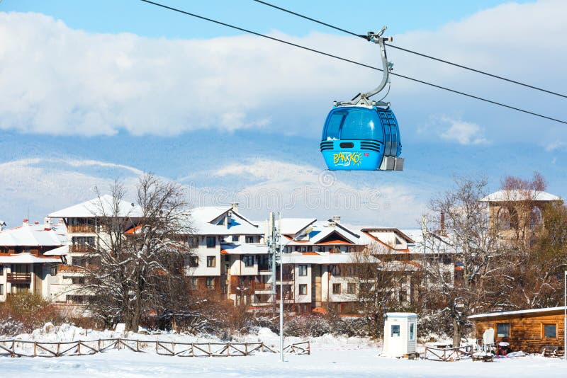 Bansko wagonu kolei linowej kabina i domy, Bułgaria zdjęcie royalty free