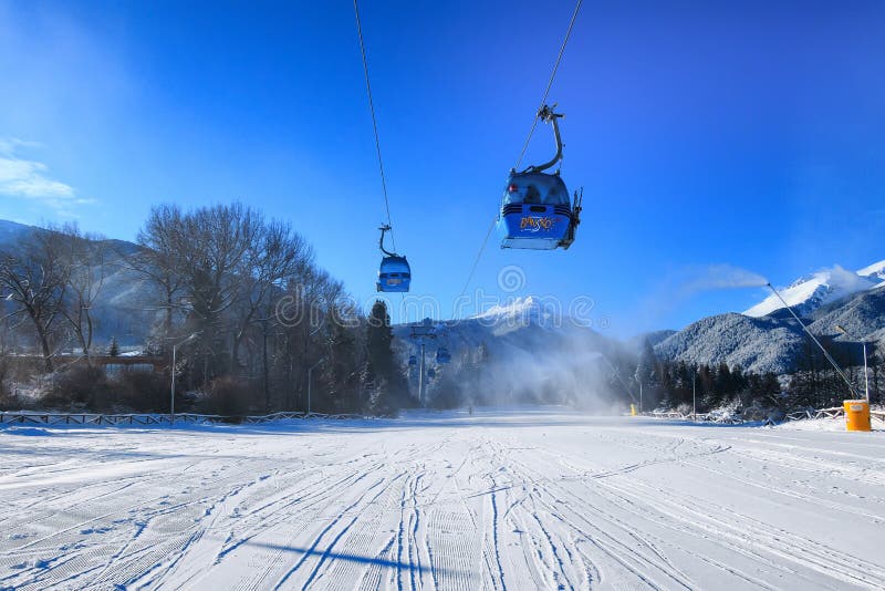 Bansko wagonu kolei linowej kabina i śnieżni szczyty, Bułgaria obrazy stock