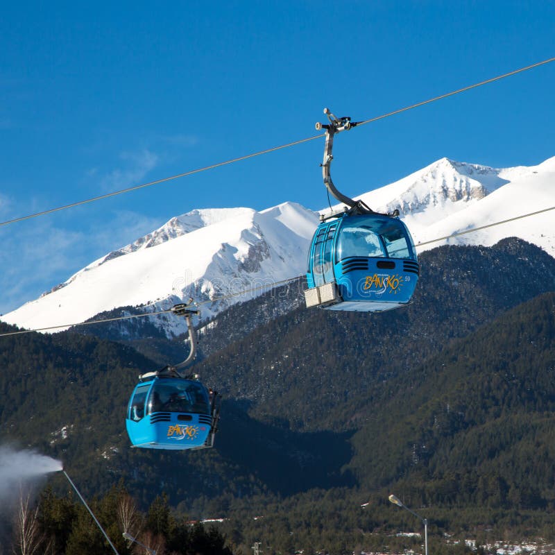 Bansko wagonu kolei linowej kabina i śnieżni szczyty, Bułgaria obraz royalty free