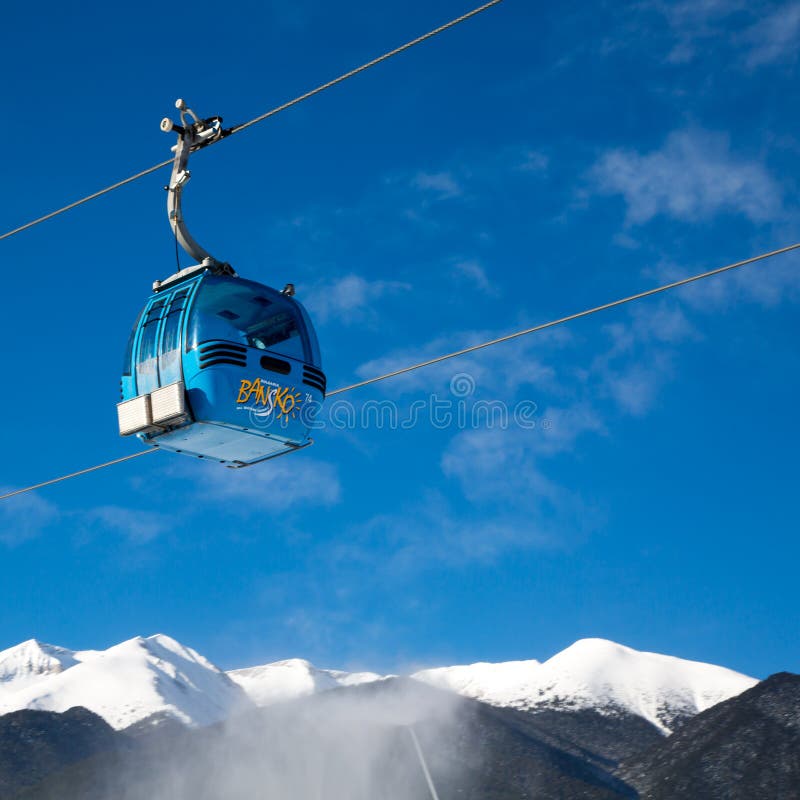 Bansko wagonu kolei linowej kabina i śnieżni szczyty, Bułgaria fotografia royalty free