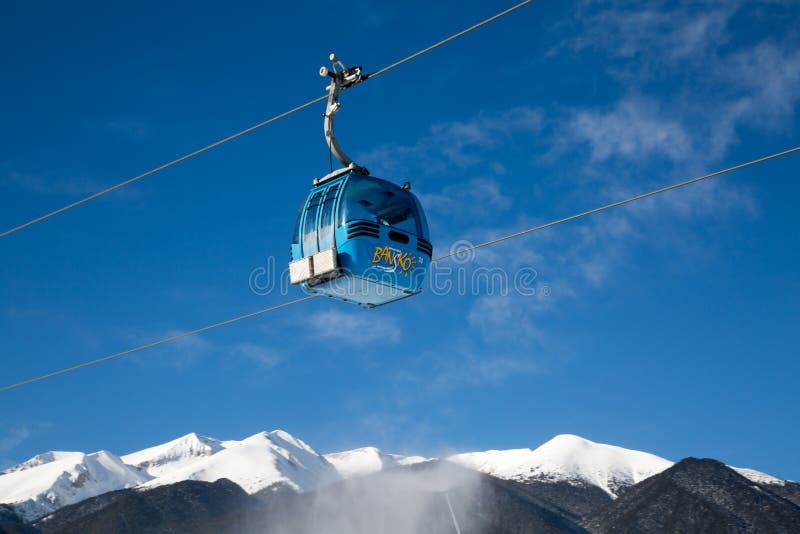 Bansko wagonu kolei linowej kabina i śnieżni szczyty, Bułgaria obrazy royalty free
