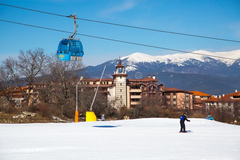 Bansko wagonu kolei linowej kabina i śnieżni szczyty, Bułgaria zdjęcie stock