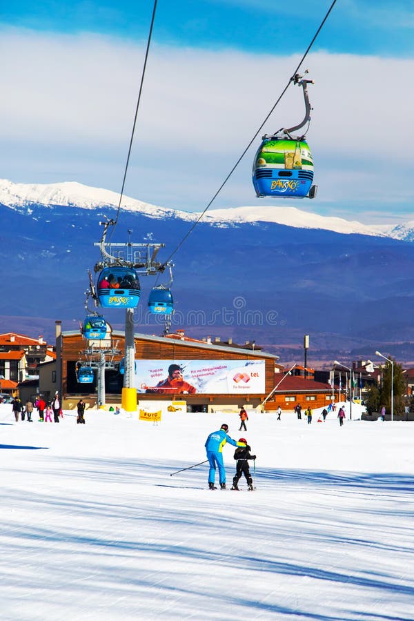 Bansko wagonu kolei linowej kabina i śnieżni szczyty, Bułgaria zdjęcia stock
