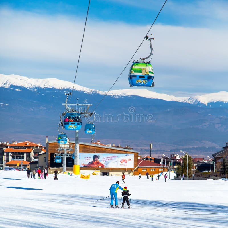 Bansko wagonu kolei linowej kabina i śnieżni szczyty, Bułgaria fotografia royalty free