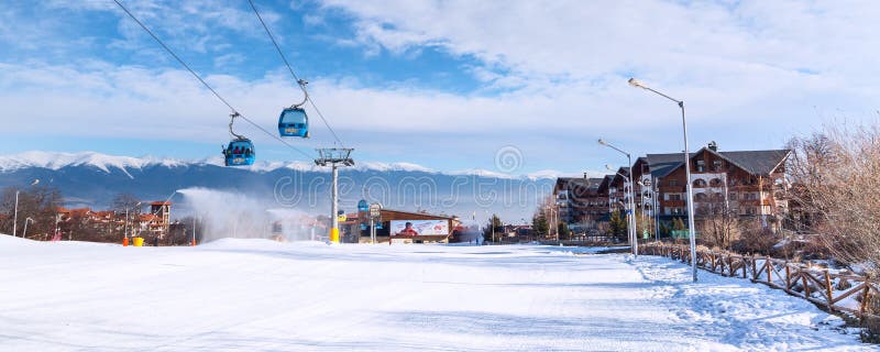 Bansko wagonu kolei linowej kabina i śnieżni szczyty, Bułgaria obraz royalty free