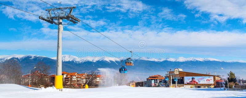 Bansko wagonu kolei linowej kabina i śnieżni szczyty, Bułgaria zdjęcie royalty free