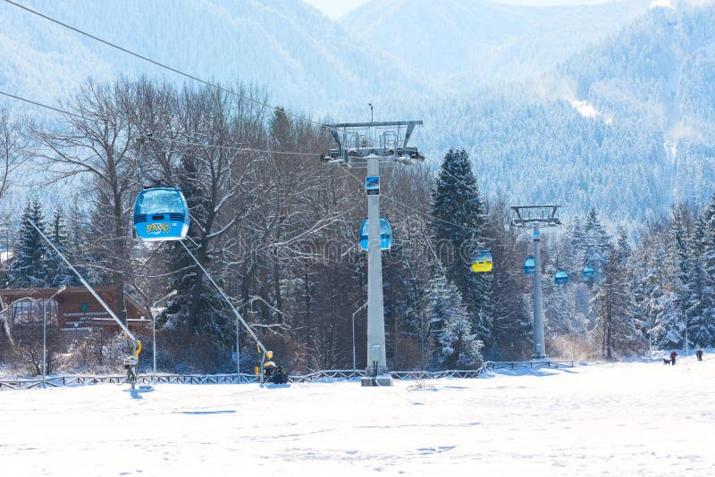 Bansko wagonu kolei linowej kabina i śnieżni szczyty, Bułgaria zdjęcie stock