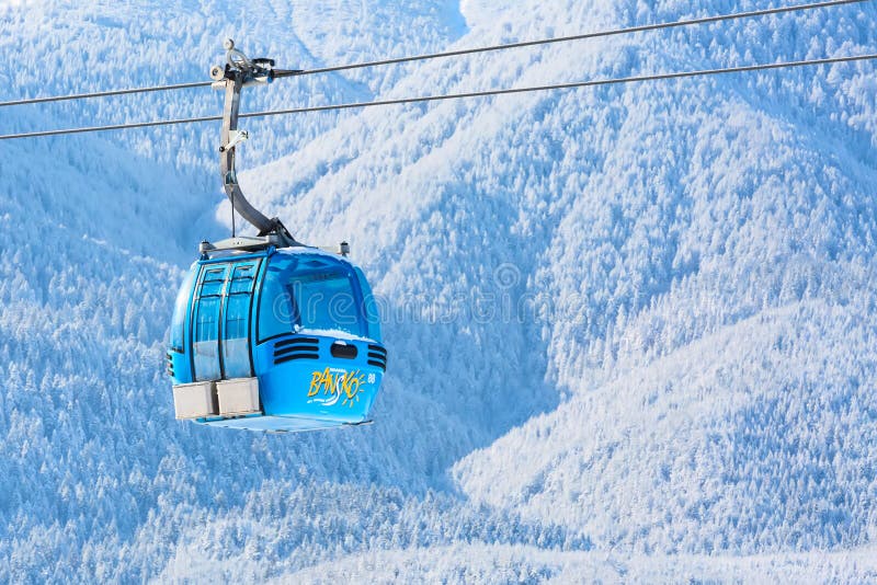 Bansko wagonu kolei linowej kabina i śnieżni szczyty, Bułgaria obrazy royalty free