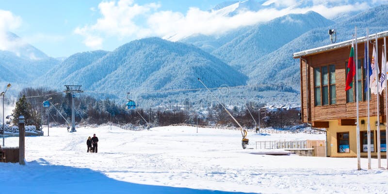 Bansko wagonu kolei linowej kabina i śnieżni szczyty, Bułgaria zdjęcie stock