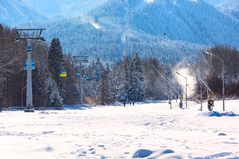 Bansko wagonu kolei linowej kabina i śnieżni szczyty, Bułgaria obraz stock