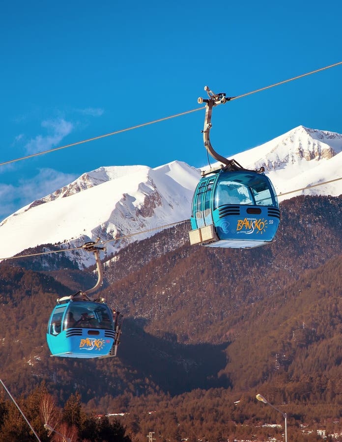 Bansko wagonu kolei linowej kabina i śnieżni szczyty, Bułgaria zdjęcie stock